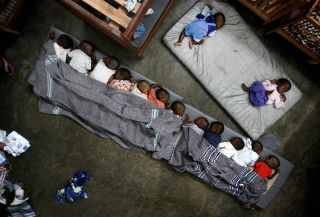 MORL�SE BARN I GOMA: Krigen i Kongo har v�rt inne i en intens periode i august, og minst 250 000 er blitt internt fordrevne flyktninger. Mange barn st�r uten foreldre. Foto: AP/Jerome Delay
