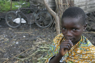 USIKKER FRAMTID: Rebecca Nyiringindi (10) l�p avg�rde fra soldatene alene. Foreldrene skulle komme etter, men har s� langt ikke dukket opp. FOTO: AP Photo/Karel Prinsloo/SCANPIX