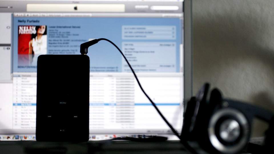 UTEN DRM?: Flere ryktenettsteder hevder at Apple i morgen vil fjerne den upopul�re kopi- og avspillinsbeskyttelsen fra musikkfilene i iTunes Store. Foto: SCANPIX