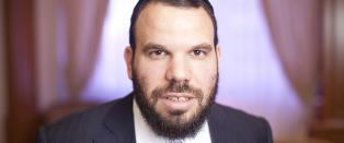 Som gutt sto han opp klokka 05 for å polere diamanter. Han har tjent nesten en milliard i året. Nå skal han redde Joshua French