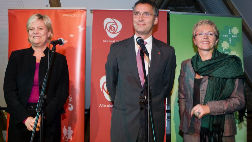 IKKE BARE KOS: Den r�dgr�nne regjeringen har t�lt tre dissenser s� langt, men vil n� unng� flere. Finansminister Kristin Halvorsen (SV), statsminister Jens Stoltenberg )Ap) og samferdselsminister Liv Signe Navarsete (Sp) har tre tr�blete saker i vente f�r valget. Foto: Heiko Junge/Scanpix
