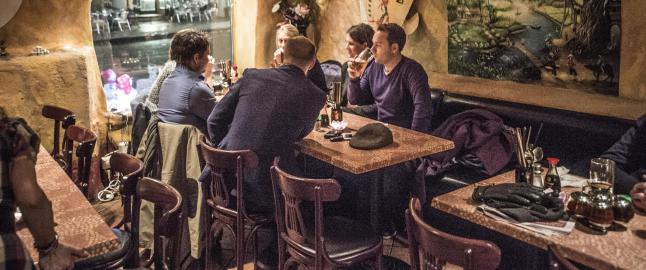 Oslos beste pho-suppe får du i en lakserosa grotte