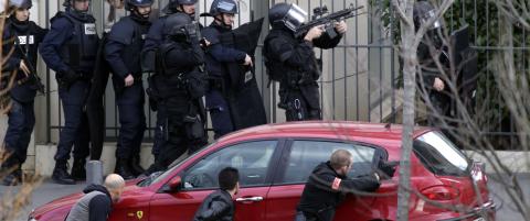Mann tok gisler på et postkontor i Paris