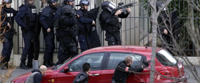 Mann tok gisler på et postkontor i Paris
