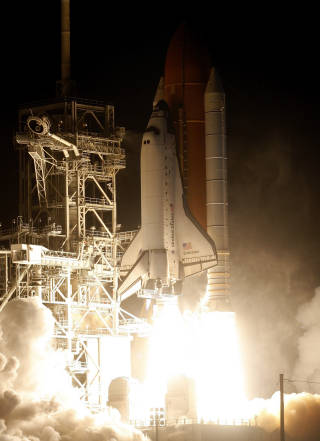 ALT I HENHOLD: Endeavour kom seg av g�rde etter noe tr�bbel f�r oppskytning. Foto: Mark Wilson/Getty Images/AFP/Scanpix.
