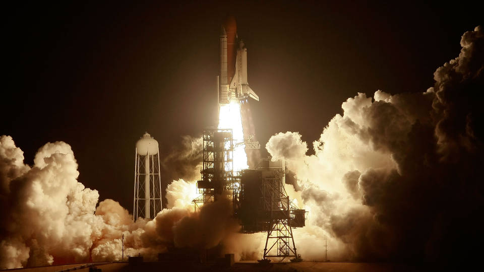 KALKUNEN ER P� VEI: Romfergen Endeavour tar av, med godsaker i bagasjen. Foto: Mark Wilson/Getty Images/AFP/Scanpix