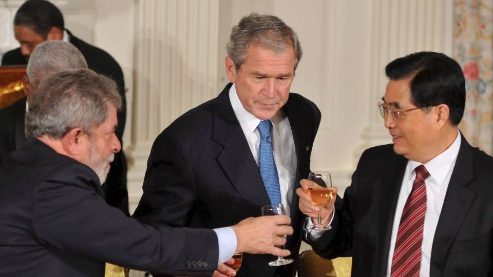 BETENKT: President George W. Bush sk�ler med presidentene Luiz Inacio Lula da Silva fra Brasil og Hu Jinta fra Kina under G20-m�tet i Det hvite hus. Foto: Ron Sachs/EPA/Scanpix