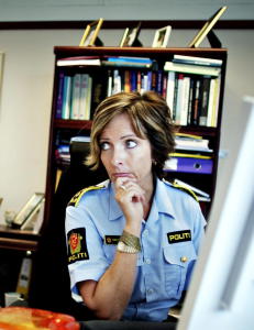 Hun har orden på det politifaglige, men ikke på språket i sin siste krim