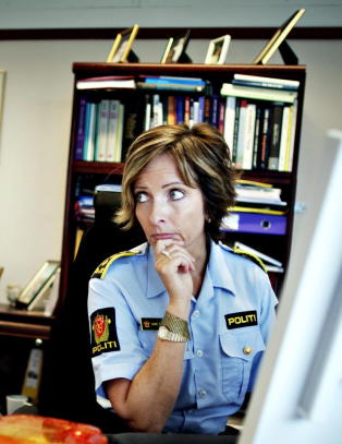 Hun har orden på det politifaglige, men ikke på språket i sin siste krim