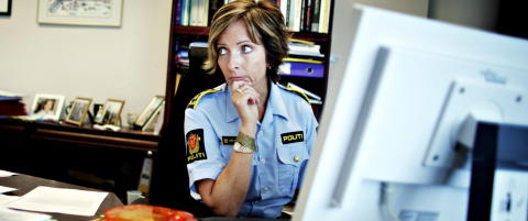 Hun har orden på det politifaglige, men ikke på språket i sin siste krim
