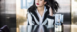 Artisten Charli XCX ser musikk som farger og vil ha valper backstage