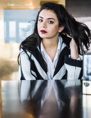 Artisten Charli XCX ser musikk som farger og vil ha valper backstage