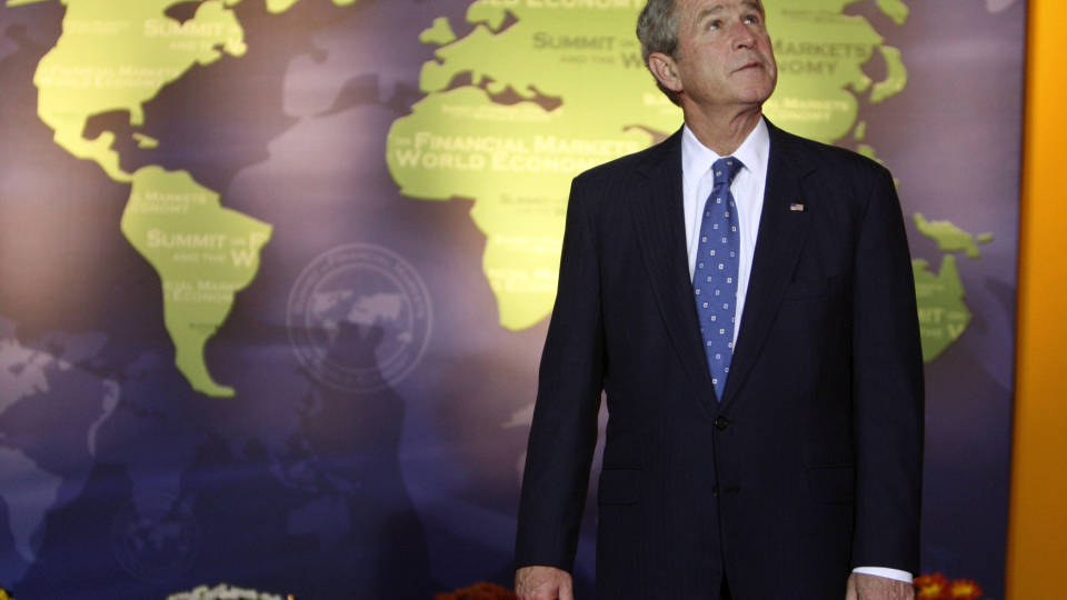 P� TIDE AT...: George W. Bush, vertskap for G20-toppm�tet, venter p� at de andre statslederne skal komme. Foto:REUTERS/Jim Young/SCANPIX
