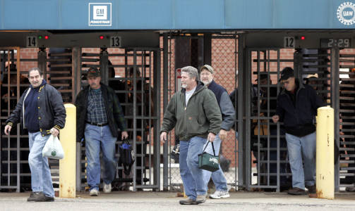 KAN BLI ARBEIDSL�SE: General Motors-ansatte i Warren, Michigan, g�r for dagen. G�r bilgiganten konkurs st�r de og kanskje millioner av andre arbeidsl�se. Foto: REUTERS/Rebecca Cook/SCANPIX