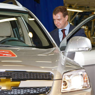P� RUSSISK JORD: President Dmitrij Medvedev p� en GM-fabrikk utenfor St. Petersburg for en uke siden. GM har investert tre millioner dollar i �pne denne fabrikken. Foto: AFP PHOTO/RIA NOVOSTI/KREMLIN POOL/DMITRY ASTAKHOV/SCANPIX