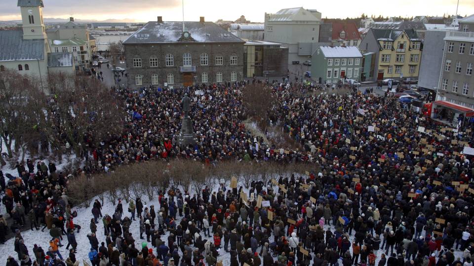 DEMONSTRERTE: 6000 av Islands i alt 320 000 innbyggere demonstrerte i dag mot regjeringens h�ndtering av finanskrisen. Foto: EPA/SIGURDUR J. OLAFSSON/SCANPIX