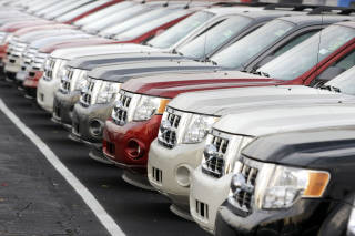 OGS� TRUET: Salget av disse Ford Escape SUV-ene g�r ikke s� det suser. I oktober rapporterte Ford at bilsalget var ned 30 prosent sammenlignet med samme m�ned i fjor. Foto:Bill Pugliano/Getty Images/AFP/SCANPIX