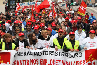 DEMONSTRASJONER: Arbeidere ved GM Strasbourg og fagorganiserte demonstrerer mot salget av GMs lokaler i det �stlige Frankrike. Foto: AP Photo/Christian Lutz/SCANPIX
