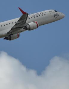 Full australier truet med å få flyet ned på bakken. Det ble dyrt
