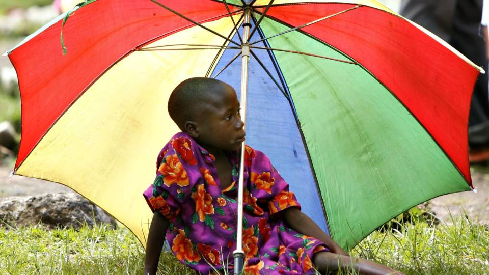 En kongolesisk jente bruker paraplyen til � skygge for sola i Jnomba, �st i Kongo. Ikke bare oppr�rere men ogs� regjeringsstyrkene gj�r livet sv�rt vanskelig for sivilbefolkningen i det krigsherjede �stlige Kongo. Foto: REUTERS/Finbarr O''Reilly/Scanpix