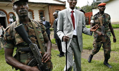 Oppr�rslederen Laurent Nkunda fotografert i landsbyen Jnomba i �st-Kongo, der han skulle m�te FN-utsendingen Olusegun Obasanjo. Obasanjon fors�ker � mekle fram en v�penhvile. Foto: Reuters/Scanpix