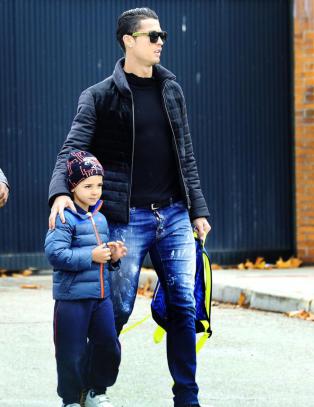 Cristiano Ronaldo junior (4) går i pappas stjerneskole