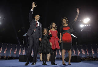 DEN NYE F�RSTEFAMILIEN: Barack, Sasha (7), Malia (10) og Michelle under valgnatta. Foto: AP Photo/Jae C. Hong/SCANPIX