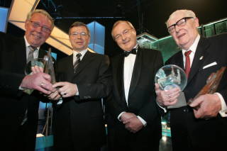 HEDERSPRIS: Knut Bj�rnsen og Per Jorsett fikk IOC-hederspris under Idrettsgallaen i 2005. Foto: Eirik Helland Urke/Dagbladet