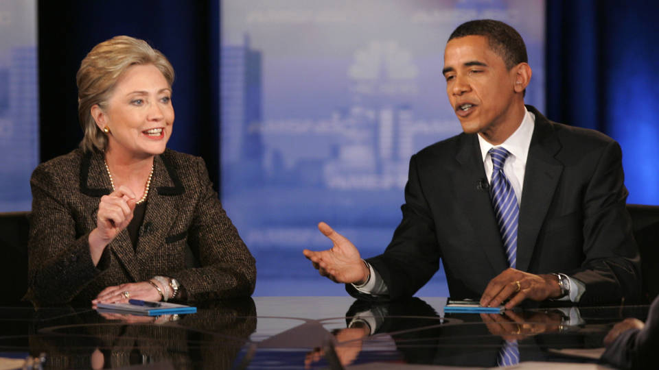 VURDERER HILLARY SOM UTENRIKSMINISTER:  Hillary Rodham Clinton kan havne i regjeringen til  Barack Obama. Hillarys ektemann, Bill Clinton, synes det er en god ide.  Foto: SCANPIX/AP Photo/Mark Duncan