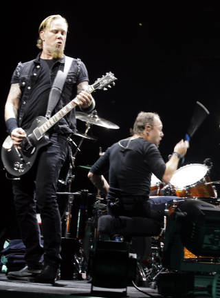 DANSK: James Hetfield, til venstre, og hans danske kollega Lars Ulrich, til h�yre. Her spilles End of the Line i Arizona. Foto: Paul Connors/AP