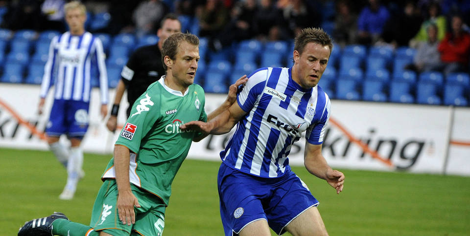 MISTER SJEFEN: Tidligere Lyn-spiller Kristian Flittie Onstad (t.h.) spiller i Esbjerg som n� har kvittet seg med Troels Bech. Her er han i duell med Werder Bremens Daniel Jensen.
Foto: AFP/Scanpix