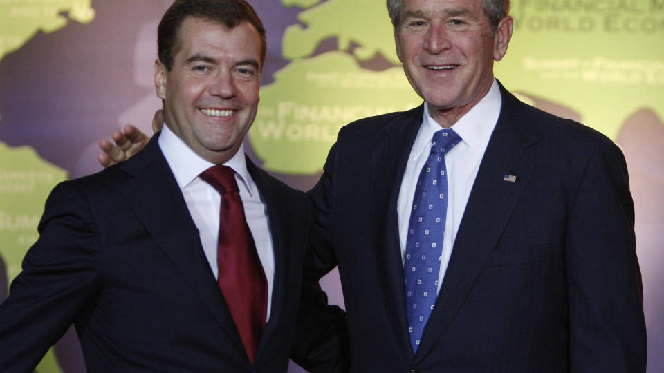 HOS BUSH: I g�r var Dmitrij Medvedev i Washington for � delta p� G20-m�tet. Her sammen med verten, George W. Bush. Foto: REUTERS/Jim Young/SCANPIX