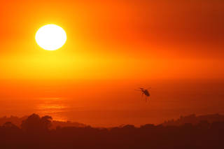 P�SATT? Myndighetene vet enn� ikke hvordan brannen oppstod i utgangspunktet, men utelukker at den startet som f�lge av en ulykke. Flere hevdet at den kan v�re p�satt. Foto: David McNew/Getty Images/AFP