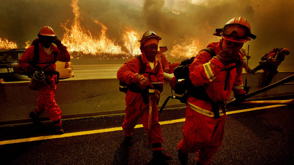 JOBB:  Totalt er 3.700 brannmenn satt inn. De bruker b�de helikoptre, bulldosere og fly i kampen mot flammene. Foto: AFP PHOTO/Robyn BECK