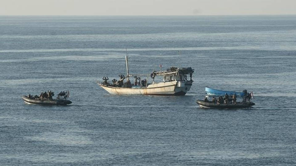 TRUSSEL MOT SKIPSFARTEN: Omfanget av piratangep utenfor Somalia har �kt i omfang i det siste, noe som kan f�re til forsinkede og dyrere varer. Her blir et piratskip fra Yemen stoppet av to b�ter fra det britiske krigsskipet HMS Cumberland i Adenbukta. Bildet ble tatt 11. november, etter at piratene hadde fors�kt � angripe et dansk skip, men ble stoppet av britiske og russiske skip. Foto: AP / SCANPIX