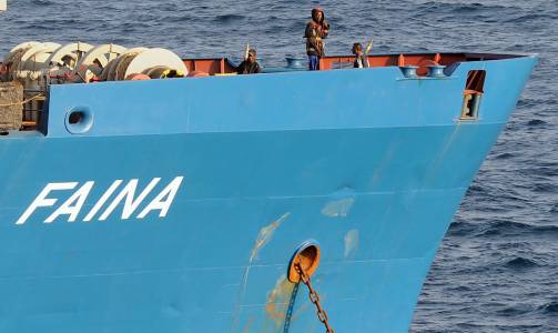 MODERNE PIRATER: Her er en gruppe v�pnede pirater avbildet p� skipet MS Faina i oktober. Foto: JASON R. ZALASKY / AP PHOTO / SCANPIX