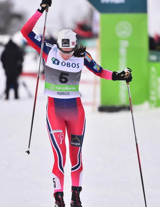 Heidi Weng kasta fra seg staven, sparka i snøen og bannet høyt