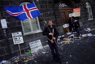 - SAMME FOLK: E24-kommentator Elin �rjas�ter mener vi b�r hjelpe broderfolket. Foto: EPA / SIGURDUR J. OLAFSSON / Scanpix
