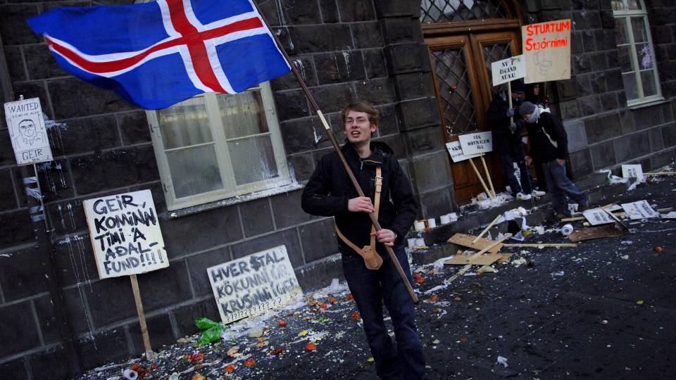 MENER ADMINISTRASJONEN ER KORRUPT: To av tre islendinger mener administrasjonen er korrupt. Bildet viser en demonstrant som veiver med et islandsk flagg under en demonstrasjon der 6 000 islendinger deltok p� i protest mot landets �konomiske uf�re. Foto: EPA/SIGURDUR J. OLAFSSON/Scanpix