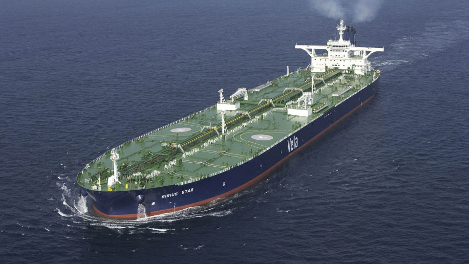 ENORM: Tankskipet, eid av saudiske Aramco, er 330 meter langt og er lastet med 2 millioner fat olje. Skipet er blant verdens aller st�rste - og f�res for �yeblikket av somaliske pirater. Foto: Scanpix
