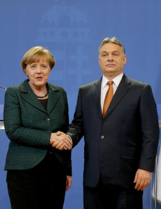 Merkel «underviser»
i demokrati i Ungarn