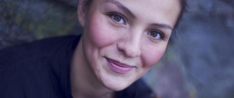 Maria (20) hylles for debutromanen - blir bedt om å gå norskfaget om igjen
