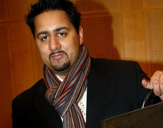 VIL DISKUTERE:  Abid Q. Raja vil ta debatten med Siv Jensen n�r som helst og hvor som helst. 
Foto: Bj�rn Sigurds�n / SCANPIX