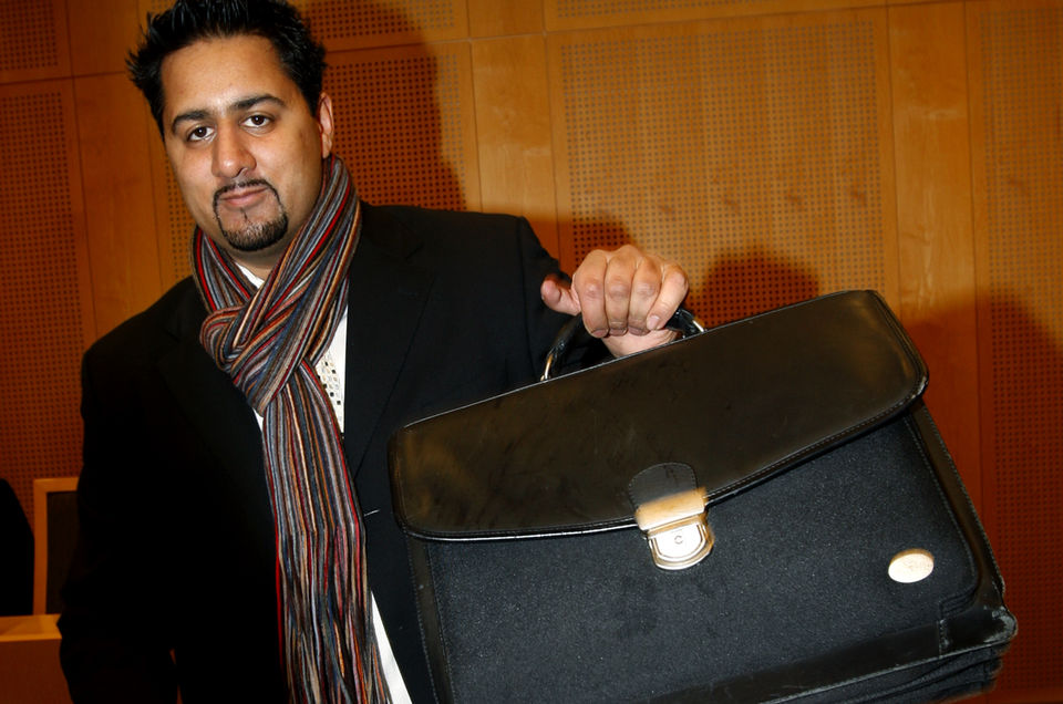 M� BYGGE TILLIT: Utfordrerne til Abid Q. Raja mener kjendisadvokaten m� tilbringe mindre tid p� tv og mer til � bygge opp tillit de neste fire �ra. Foto: Bj�rn Sigurds�n/SCANPIX