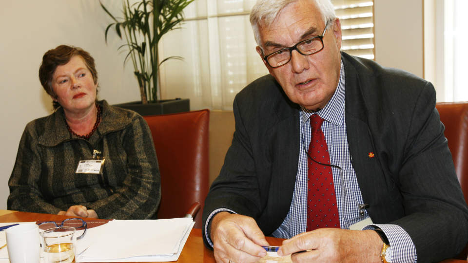 KRITISERTE STORTINGSREPRESENTANT: Georg Apenes ble glad da Martin Engeset, mannen han hadde kritisert kraftig, ikke vant nominasjonskampen i �stfold H�yre. Foto: Erik Johansen/SCANPIX