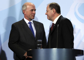 KRISEM�TE: General Motors europeiske styreformann Carl-Peter Forster var i g�r i krisem�te med tyske myndigheter om GM-eide Opel. Her er Forster sammen med finansminister Peer Steinbrueck etter en pressekonferanse i g�r. Opel ber om redningspakke. Foto: AFP