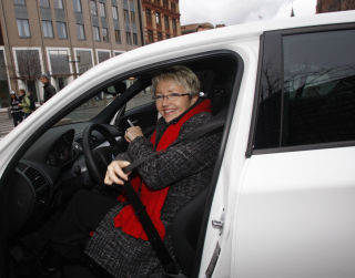 M� GJ�RE MER: - Vi krever n� at regjeringen gj�r en vurdering av behovet for � skjerpe regelverket og kontrollmulighetene, sier P�l Aronsen. Bildet viser samferdselsminister Liv Signe Navareseter. Foto: SCANPIX