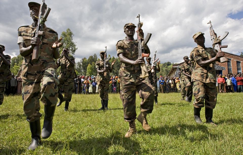 TREKKER UT MENN FRA KONFLIKTOMR�DER: For blant annet � gi tilgang til FNs fredsbevarende styrker, trekker oppr�rsleder Laurent Nkunda tilbake menn fra to konfliktomr�der �st i Kongo. Foto: REUTERS/Finbarr O'Reilly/SCANPIX