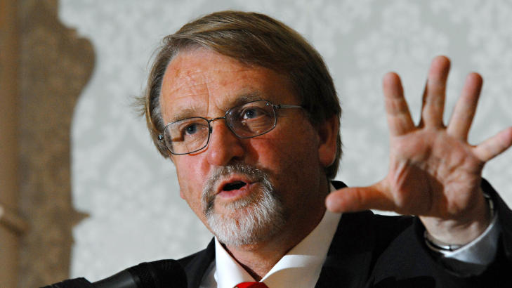 Frontalangrep: Johan Galtung �avst�r fra � forsvare Lius selvf�lgelige rett til � ytre seg og unng� � bli kastet i et fangehull for sine meningers skyld,� skrev professor Bernt Hagtvet i Dagbladet l�rdag, under tittelen Galtungs moralske striptease. Foto: Geir Otto Johansen / SCANPIX .