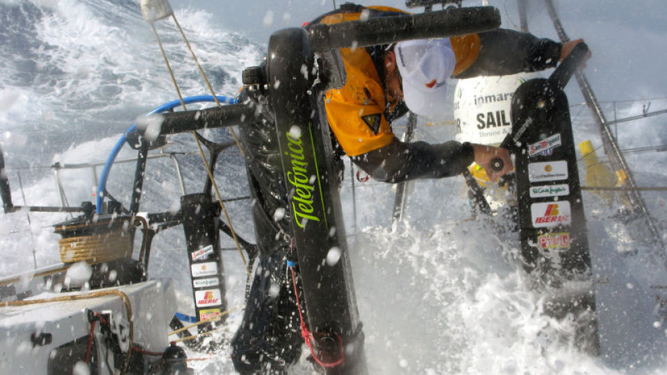 V�TT OG FARLIG: Volvo Ocean Race er inne i en dramatisk etappe. Her er Telefonica i aksjon. Foto: Telefonica/Volvo Ocean Race